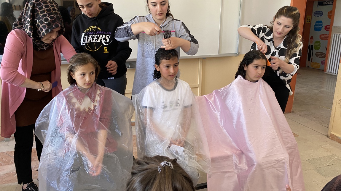 Halk Eğitim Merkezinden  gelen kursiyerler öğrencilerimize saç kesimi yaptı.